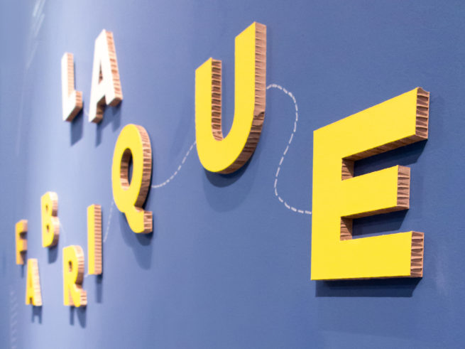 signalétique exposition La fabrique du monde de la Cité de l’architecture et du patrimoine design graphique cimaise